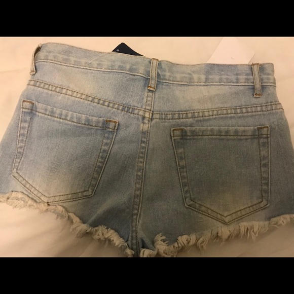 Denim shorts! Forever 21 - Picture 2 of 3